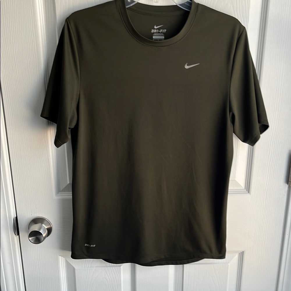Nike Men's Olive Green T-Shirt Small
